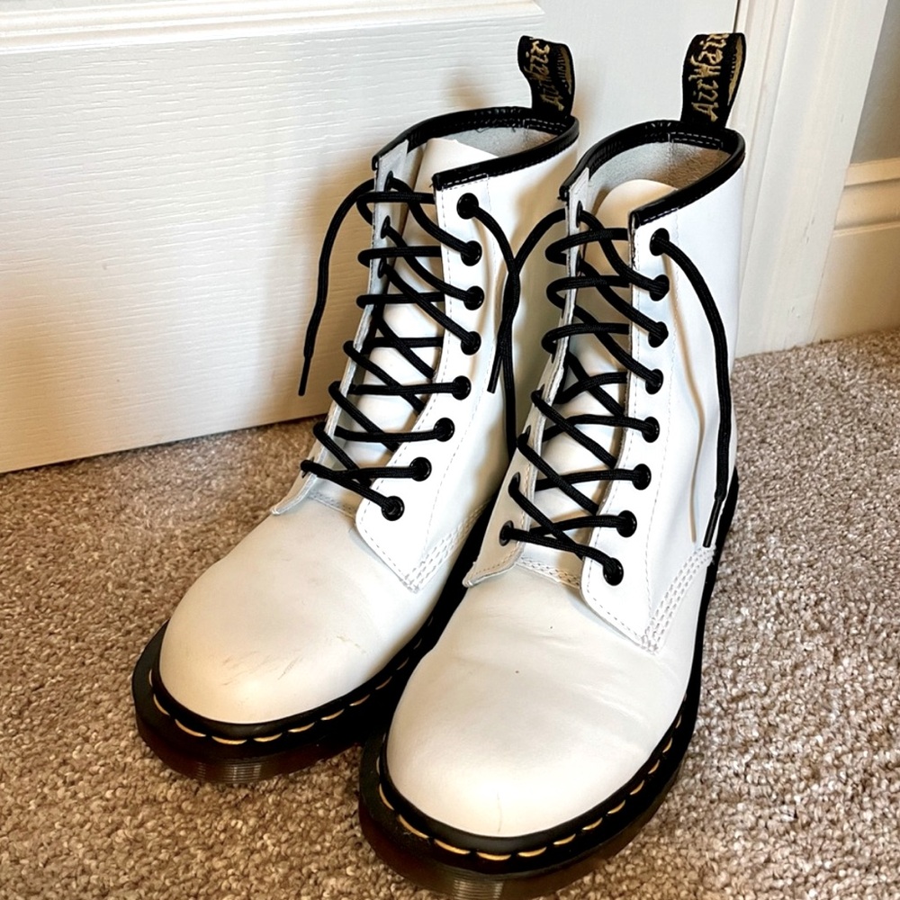 Dr Marten men’s 6 / women’s 8 1460 LEATHER LACE UP BOOTS (Practically NEW)